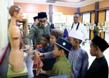 Semarakkan Idul Adha, Fakultas Kedokteran UB Ajak Anak Yatim Tur Fakultas